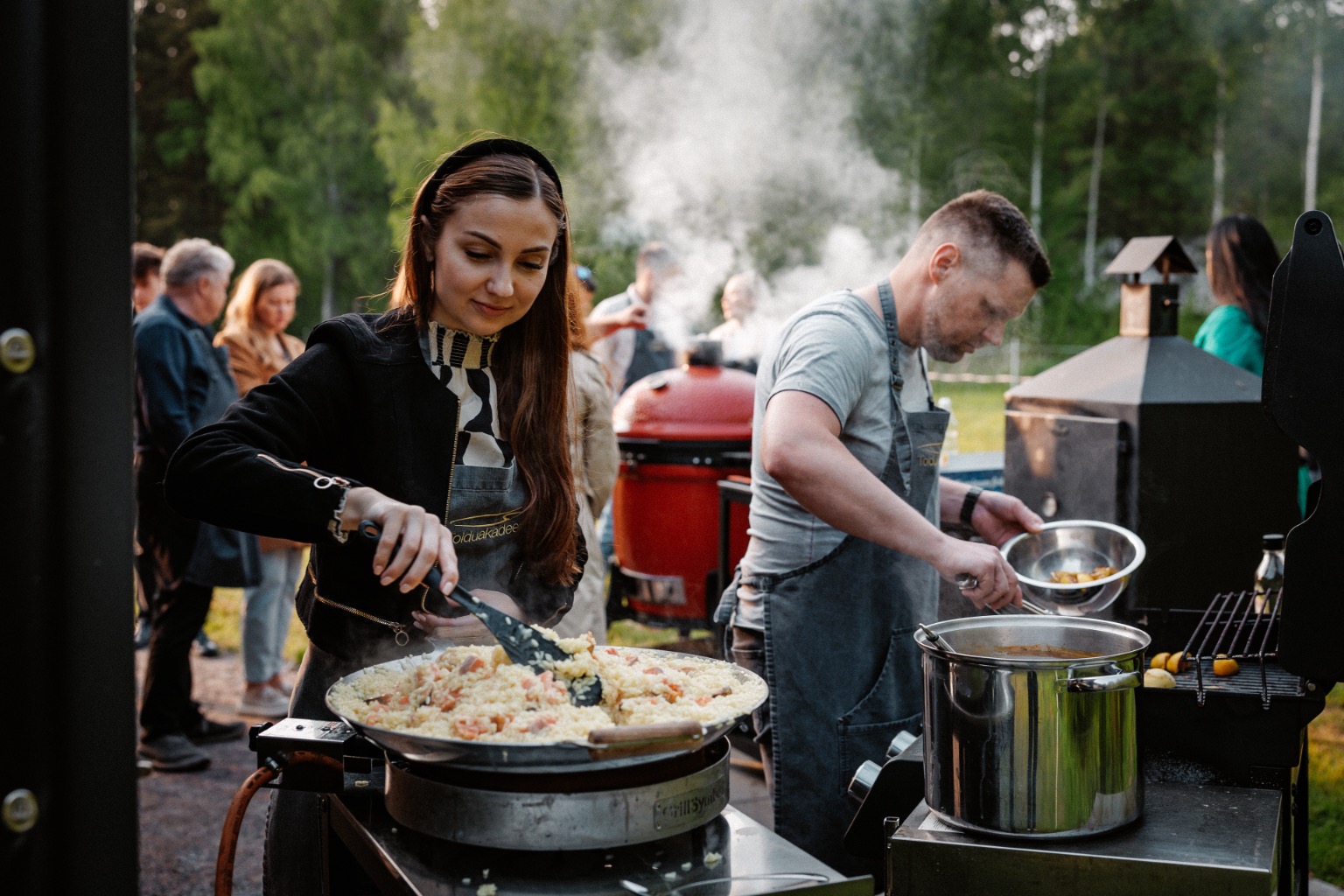 Ühiskokkamine või catering erinevate grillidega varustatud väliköögis