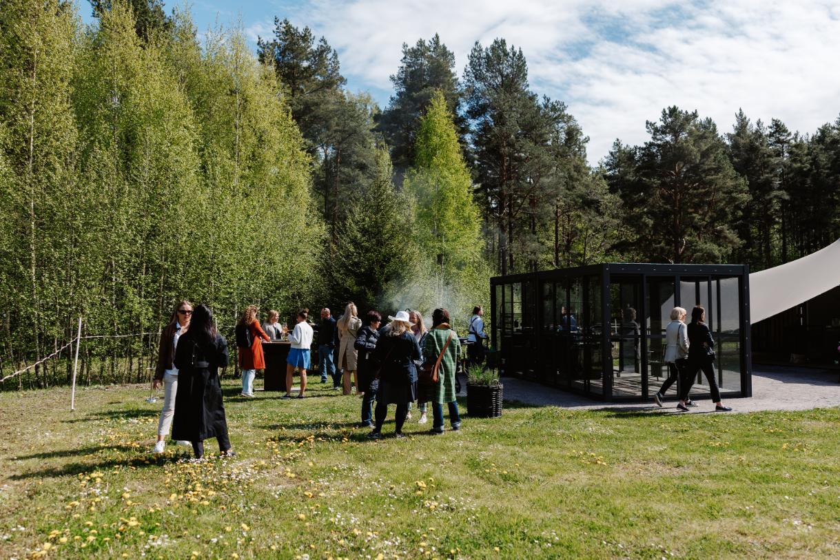 Ühiskokkamine või catering erinevate grillidega varustatud väliköögis